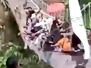 Algunas de las personas trataron de sujetarse a la estructura del puente para evitar caer al río