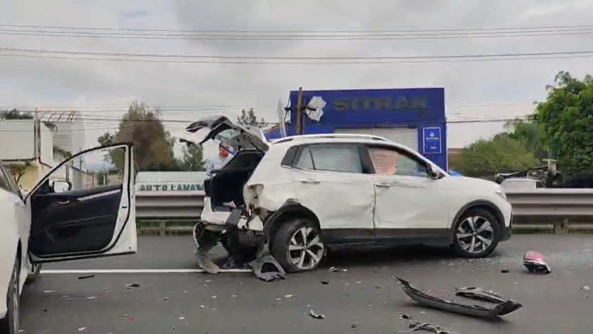 La unidad más afectada fue la camioneta, que quedó detenida sobre los carriles de circulación tras el impacto.