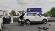 La unidad más afectada fue la camioneta, que quedó detenida sobre los carriles de circulación tras el impacto.