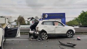 La unidad más afectada fue la camioneta, que quedó detenida sobre los carriles de circulación tras el impacto.