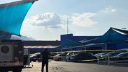 Unidades de rescate y personal pericial acordonaron el área comercial para el levantamiento de evidencias y del cuerpo.