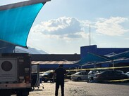 Unidades de rescate y personal pericial acordonaron el área comercial para el levantamiento de evidencias y del cuerpo.