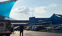 Unidades de rescate y personal pericial acordonaron el área comercial para el levantamiento de evidencias y del cuerpo.
