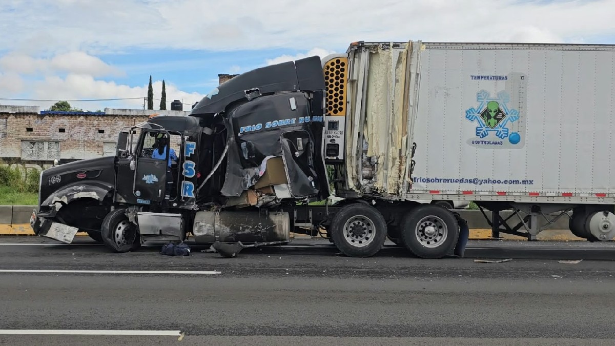 Los vehículos que participaron en el accidente resultaron con severos daños tras el choque