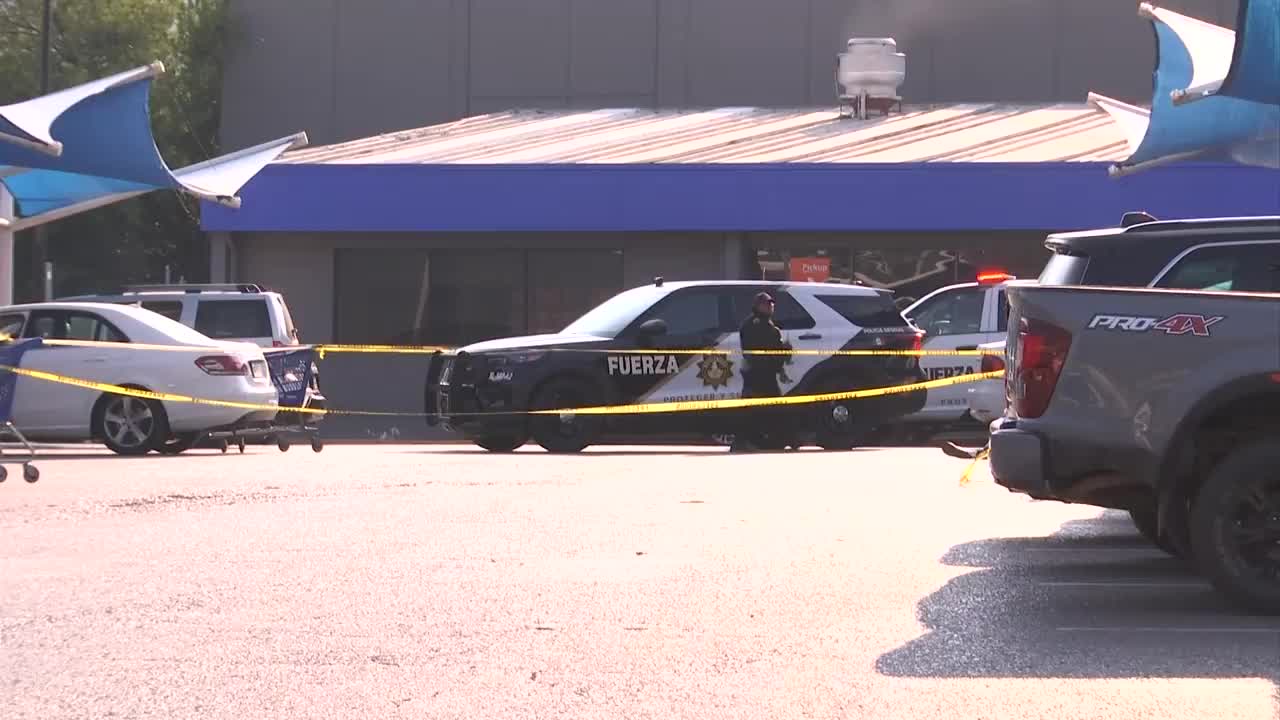 Adulto mayor de 81 años fallece en estacionamiento de supermercado en Monterrey