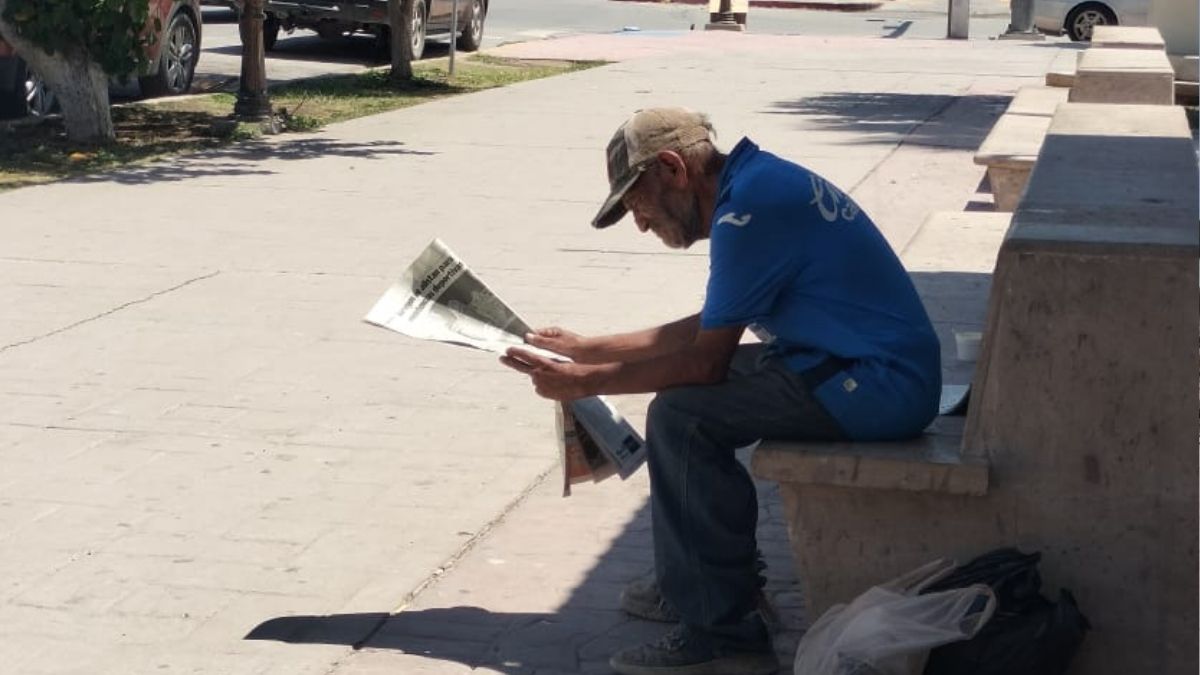 Para estos adultos mayores, sentir el papel y dar vuelta a la página representa una experiencia inigualable y distinta a las redes sociales.