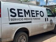 La camioneta Chevrolet Silverado pasó por un bache, lo que provocó que el menor perdiera el equilibrio y cayera sobre la vía.