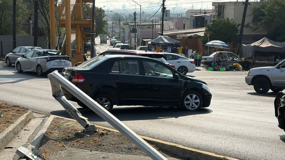 Da cerrón a automovilista y termina chocando contra luminaria en Rangel Frías