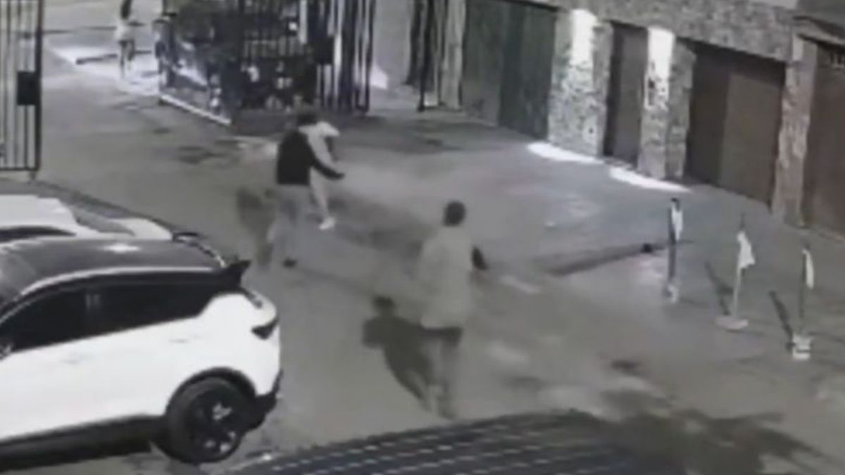 Tras cometer el crimen, el agresor huyó hacia su vivienda, la cual se encontraba ubicada a pocos metros de la escena del crimen.