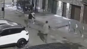 Tras cometer el crimen, el agresor huyó hacia su vivienda, la cual se encontraba ubicada a pocos metros de la escena del crimen.