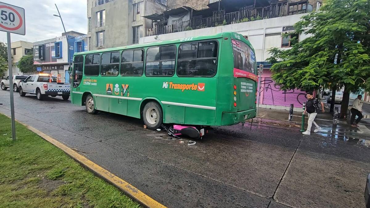 La conductora habría derrabado por el pavimento mojado de la lluvia.