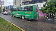 La conductora habría derrabado por el pavimento mojado de la lluvia.