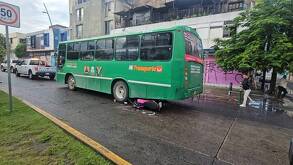 La conductora habría derrabado por el pavimento mojado de la lluvia.