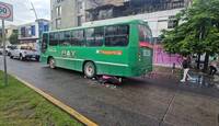 La conductora habría derrabado por el pavimento mojado de la lluvia.