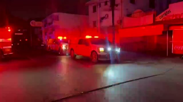 Cortocircuito en cables de CFE provoca incendio de vehículos y negocio en Monterrey