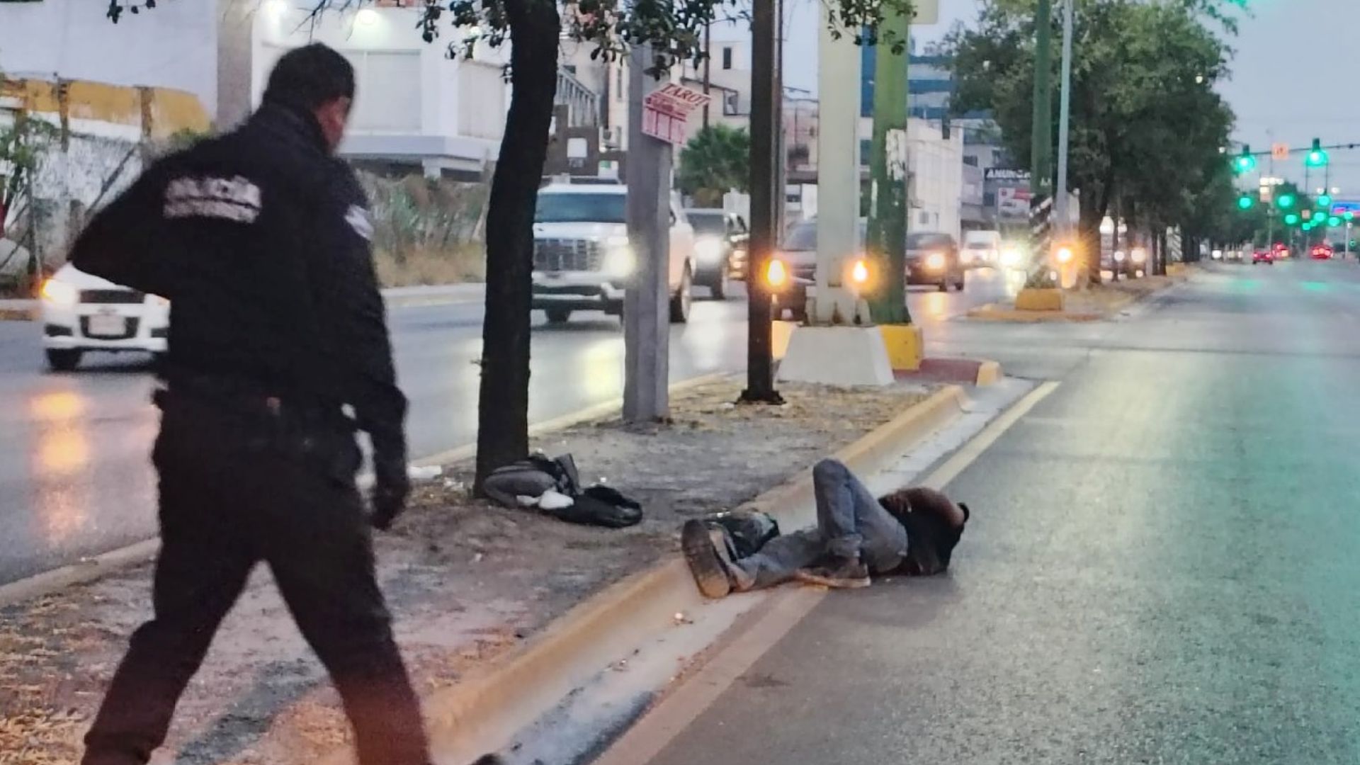 Hombre se queda dormido en plena avenida Venustiano Carranza en Monterrey