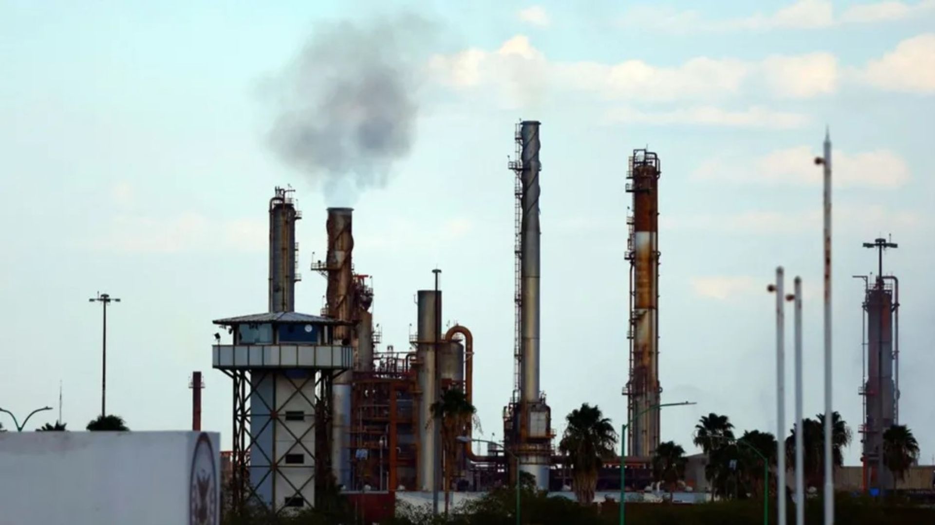 Nuevo León pide inspección urgente a refinería de Cadereyta por olores a azufre