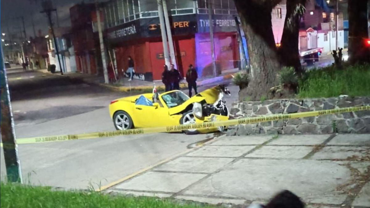 Una mujer murió en Metepec tras choque contra una jardinera; el conductor fue detenido.