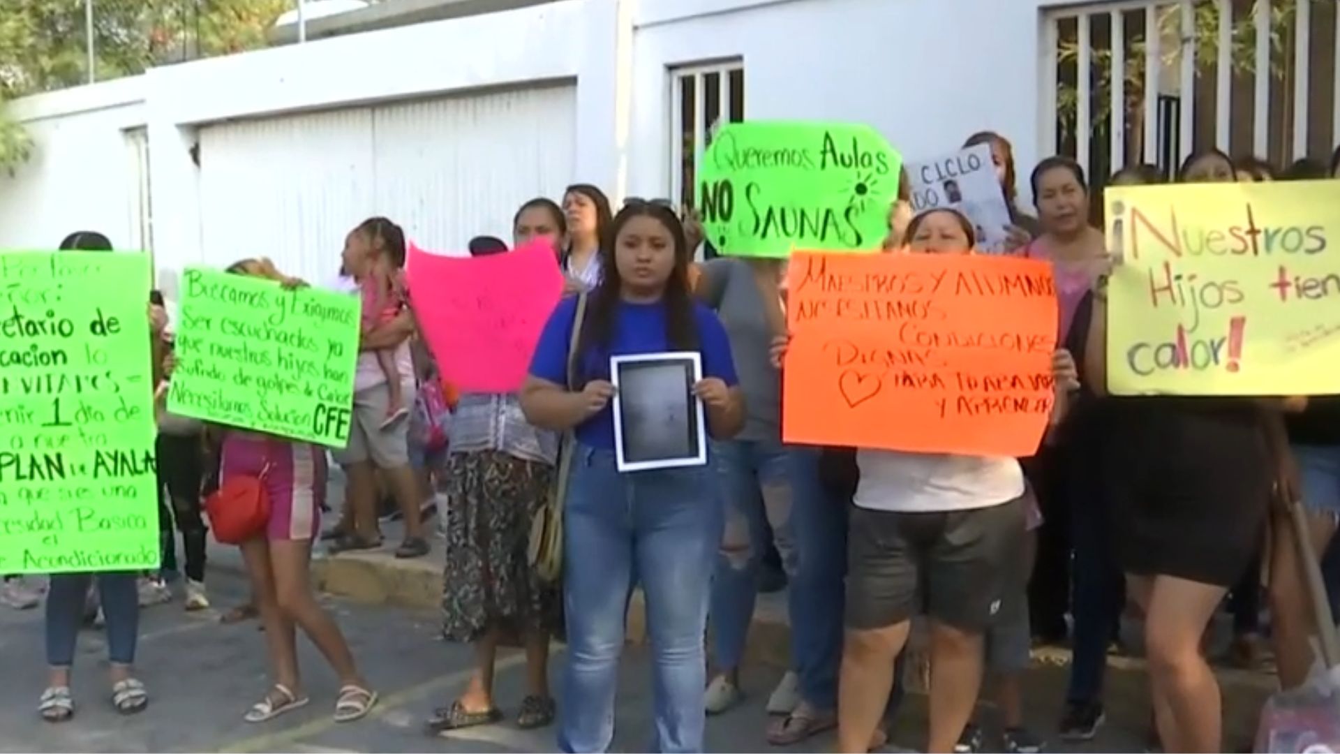 Padres protestan por falta de luz y aire acondicionado en escuela de Monterrey