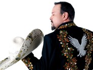 Pepe Aguilar en compañía de Leonardo y Ángela Aguilar durante su presentación en el recinto californiano.