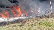 La pipa quedó consumida completamente por las llamas a un costado de la autopista | Isabel Zamudio