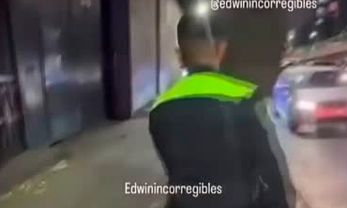 Policías se esconden entre árboles para detener a motociclistas sobre las aceras