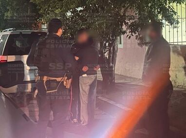 Con el fin de salvaguardar su integridad física, los policías estatales trasladaron al estudiante a un lugar seguro.