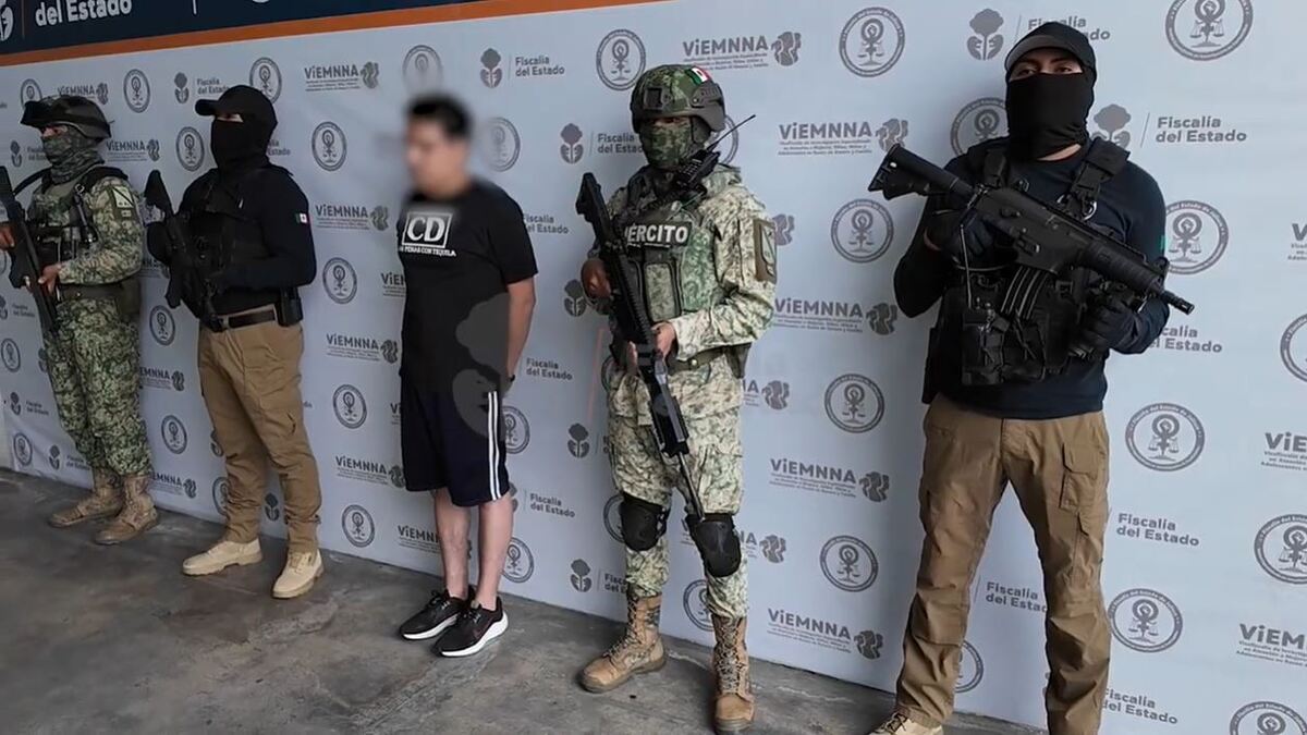 Se le aseguró una placa policial y equipo táctico al detenido.