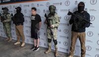 Se le aseguró una placa policial y equipo táctico al detenido.