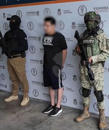 Se le aseguró una placa policial y equipo táctico al detenido.