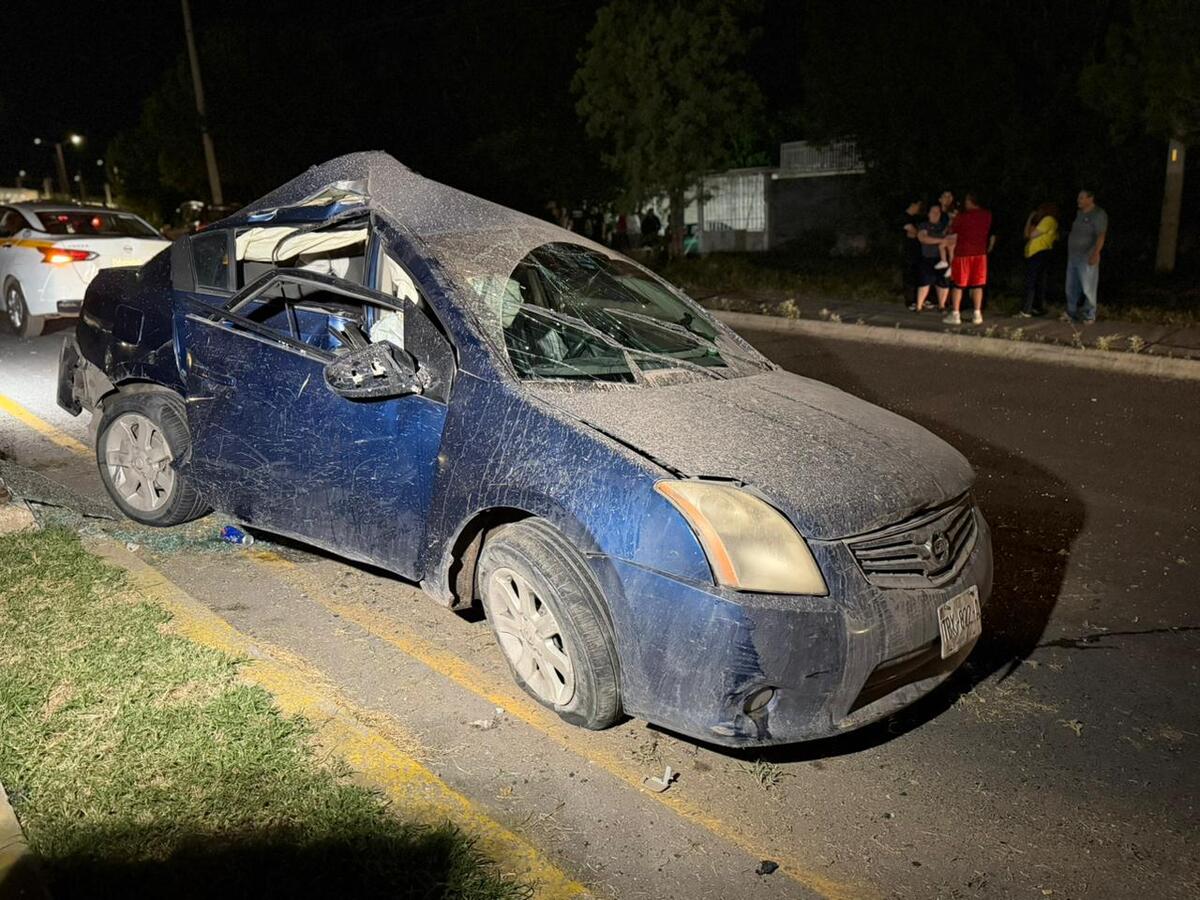 La unidad quedó con daños tras impactar una luminaria y continuar su trayectoria hacia el carril opuesto.