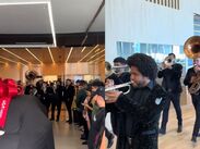 El video de la celebración se volvió viral, mostrando a los músicos acompañando a los compradores hasta la sala de entrega.