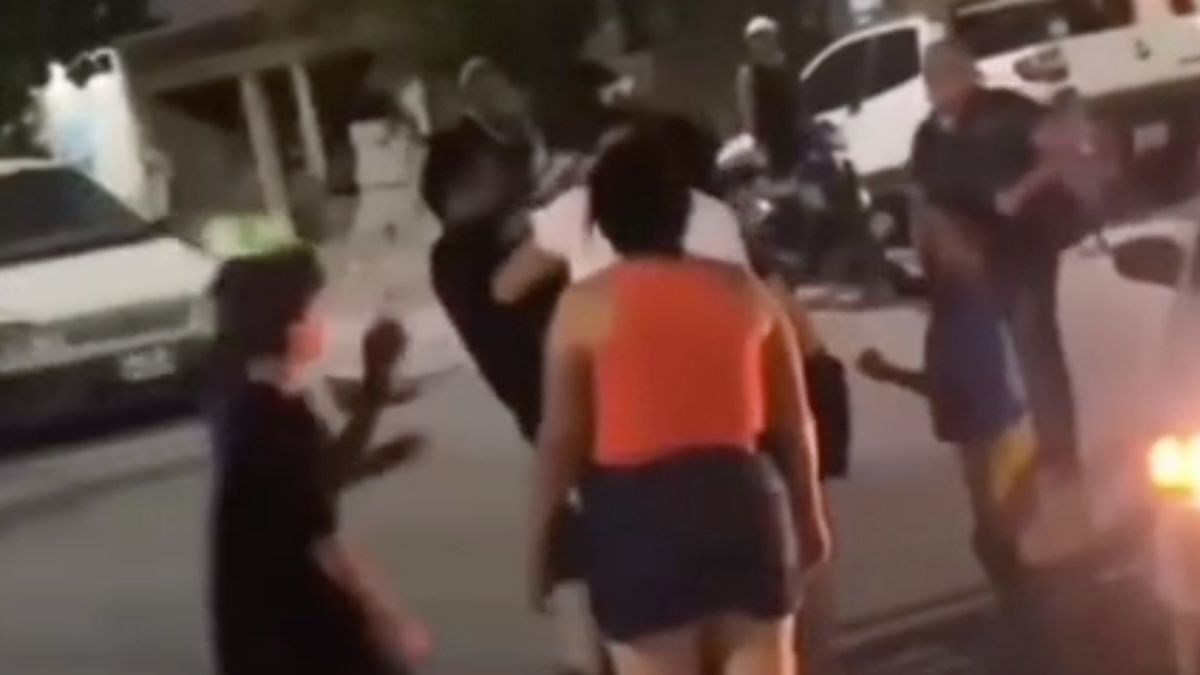 Durante el altercado, dos mujeres terminaron sobre el pavimento jalándose del cabello.