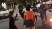 Durante el altercado, dos mujeres terminaron sobre el pavimento jalándose del cabello.