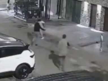 Tras cometer el crimen, el agresor huyó hacia su vivienda, la cual se encontraba ubicada a pocos metros de la escena del crimen.