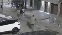 Tras cometer el crimen, el agresor huyó hacia su vivienda, la cual se encontraba ubicada a pocos metros de la escena del crimen.