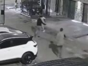 Tras cometer el crimen, el agresor huyó hacia su vivienda, la cual se encontraba ubicada a pocos metros de la escena del crimen.