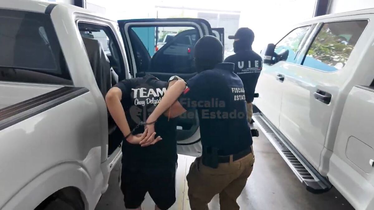 Al detenido se le incautaron equipo táctico y una placa de policía.