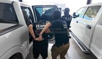 Al detenido se le incautaron equipo táctico y una placa de policía.