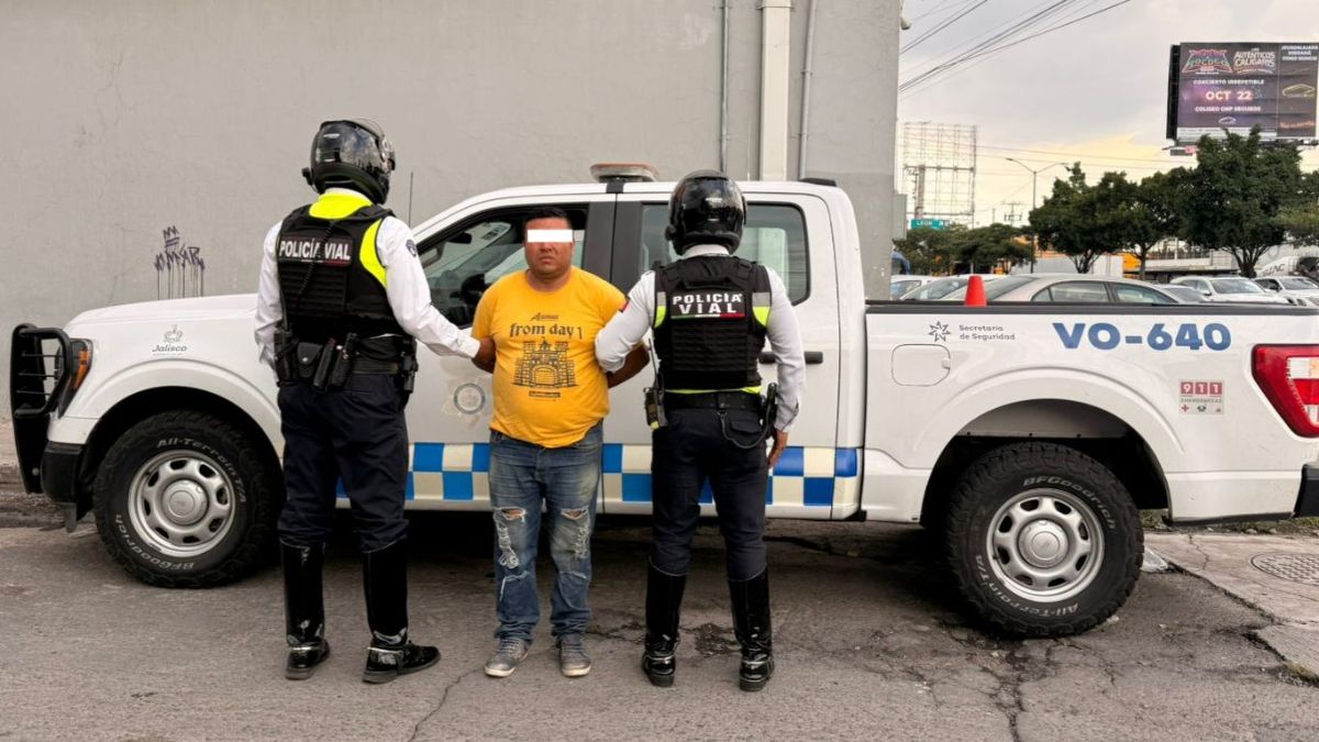 Detienen a conductor mientras conducía con el celular y presentaba licencia falsa en Zapopan