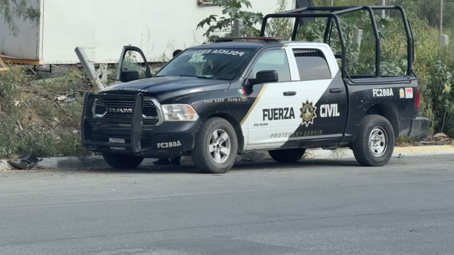 Hombres armados saquean constructora y roban dos tractocamiones en Monterrey
