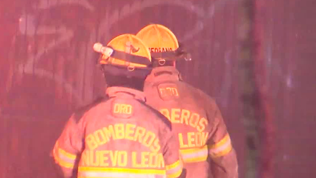 Incendio consume bodega de colchones y muebles en Apodaca, Nuevo León
