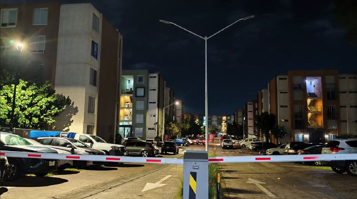 Los cuerpos fueron localizados en distintas partes de la vivienda.