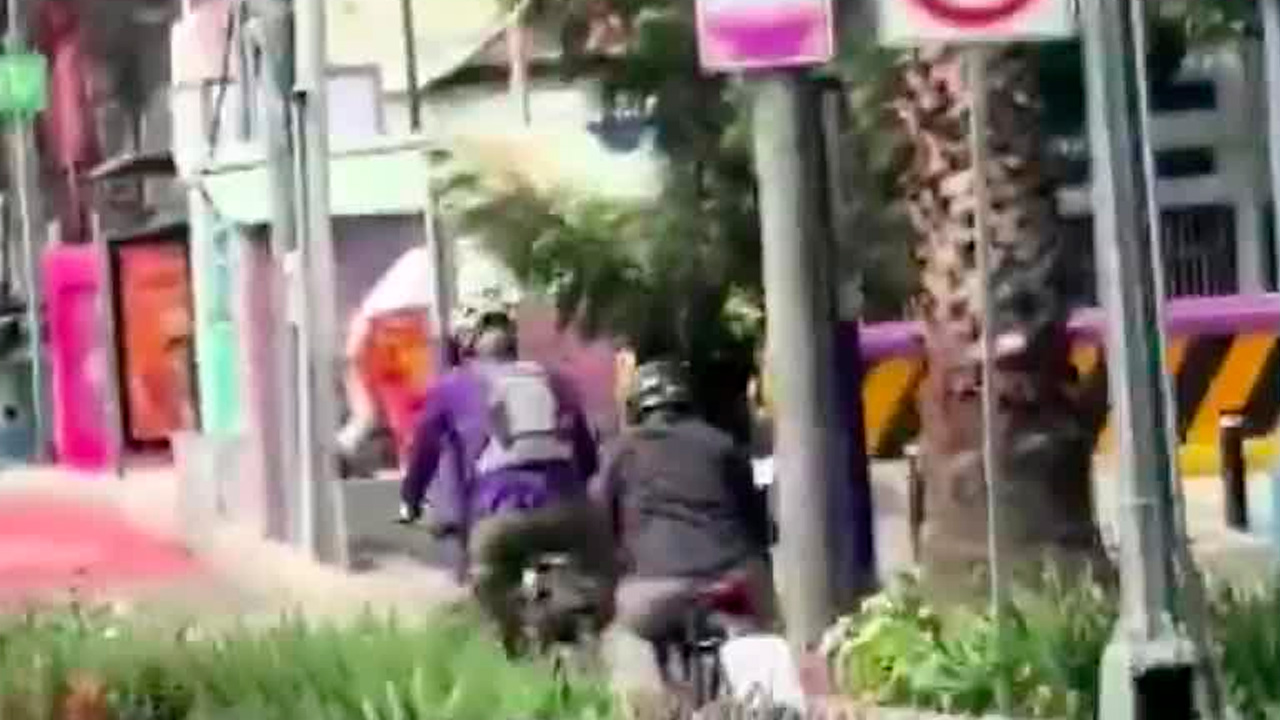Motociclista invade ciclovía y 'zapea' a ciclista sobre Calzada de Tlalpan