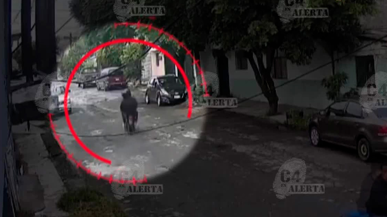 Mujer es despojada de su auto por dos hombres armados en calles de Ecatepec