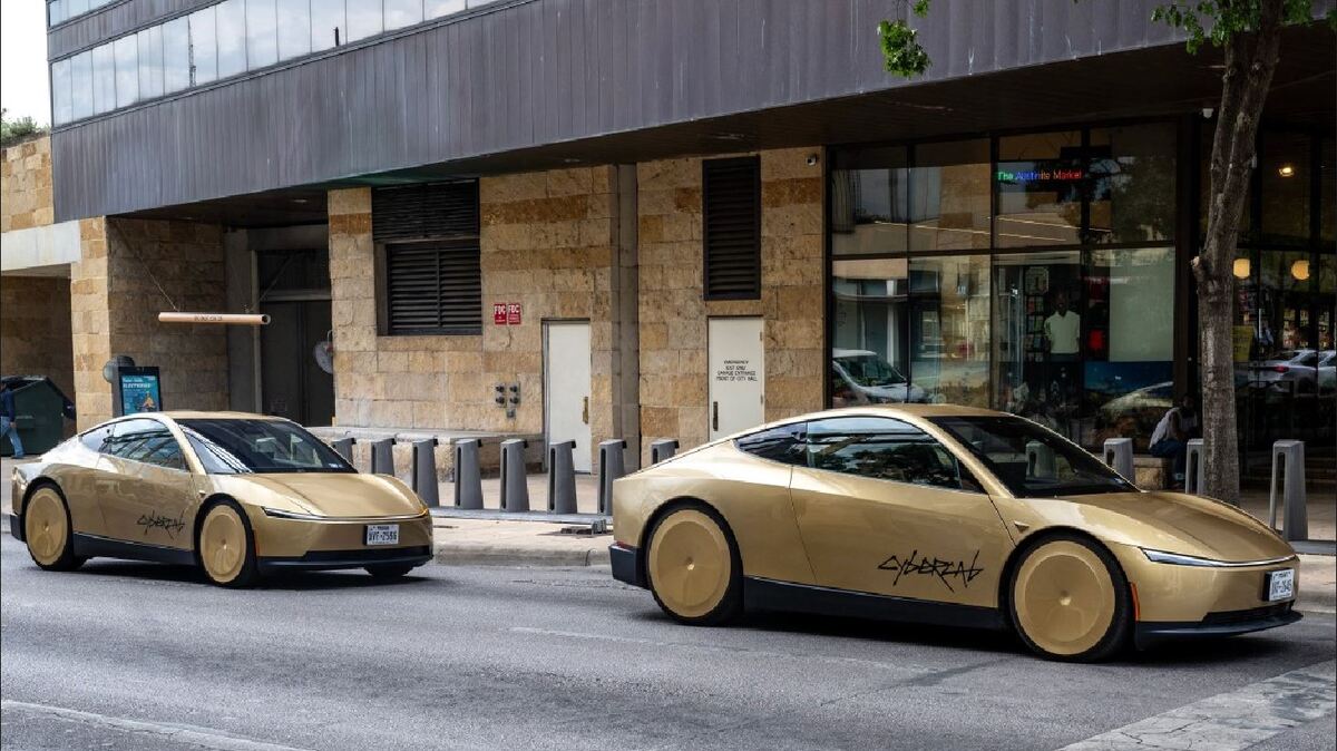 Un par de Cybercabs de Tesla circulan por el centro de Austin, Texas, el 3 de septiembre de 2026. | Foto: Ronaldo Schemidt