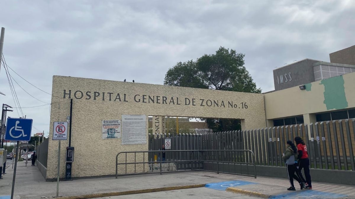 Paramédicos de la Cruz Roja Mexicana acudieron al sitio para brindarle los primeros auxilios.