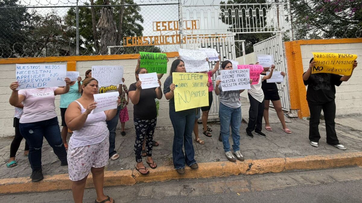 Protestan madres por falta de cableado para encender climas en primaria