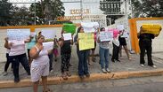 Protestan madres por falta de cableado para encender climas en primaria
