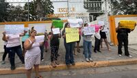 Protestan madres por falta de cableado para encender climas en primaria